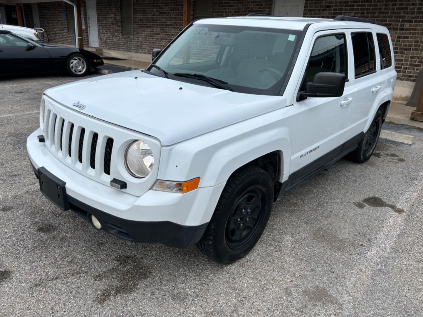 2015 White Jeep Patriot Sport 2WD (1C4NJPBB6FD) with an 2.4L L4 DOHC 16V engine, located at 1687 Business 35 S, New Braunfels, TX, 78130, (830) 625-7159, 29.655487, -98.051491 - Photo#0